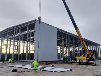 Montaż obudowy ścian hali sortowni - 1