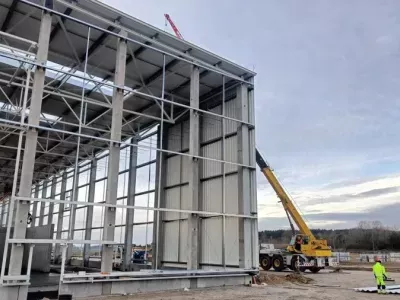 Montaż obudowy ścian hali sortowni - 7